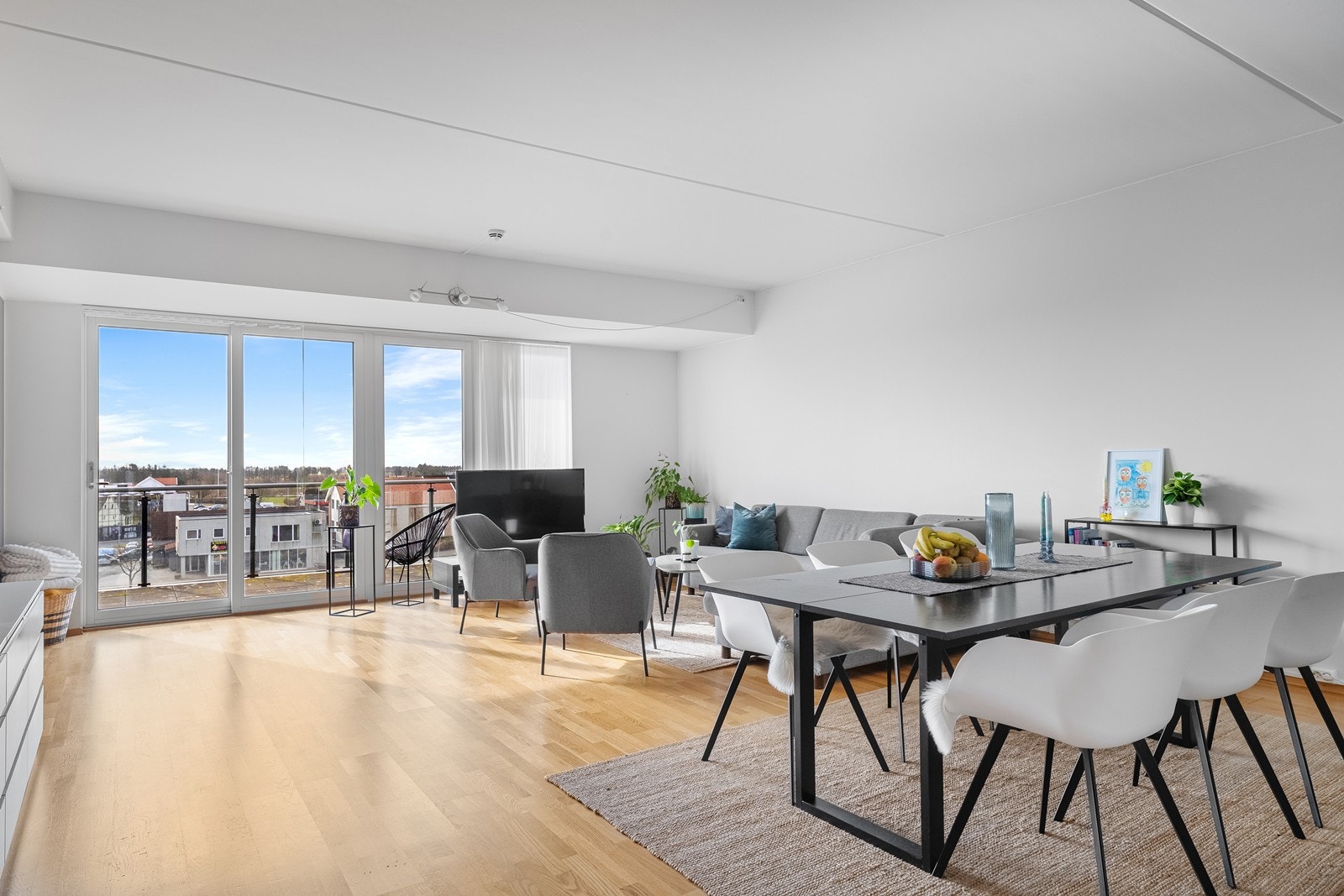 Stuen er lys og luftig, med store vinduer som slipper inn rikelig med naturlig lys. Galleribilde