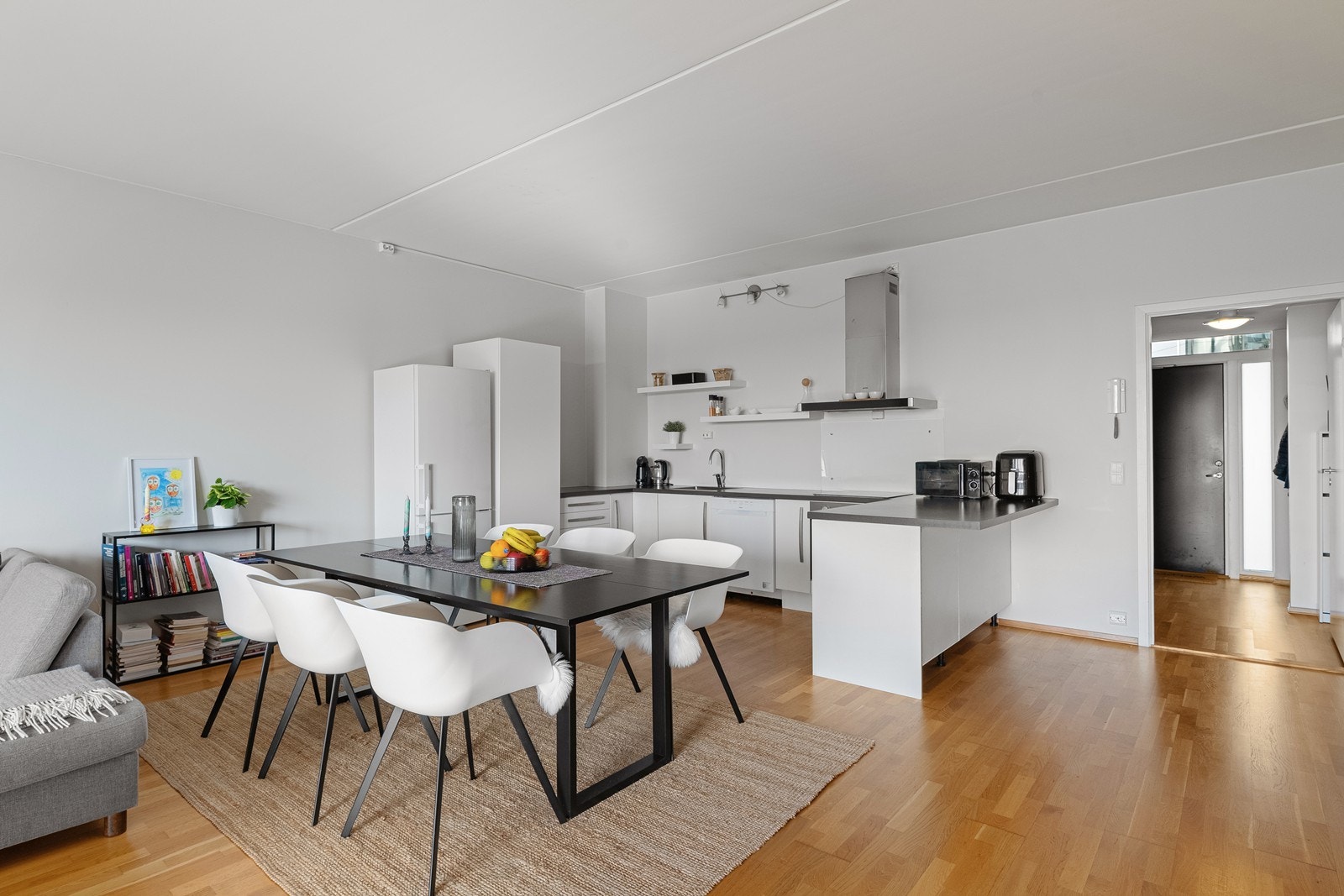 Stor stue med åpen løsning mot kjøkken. Galleribilde