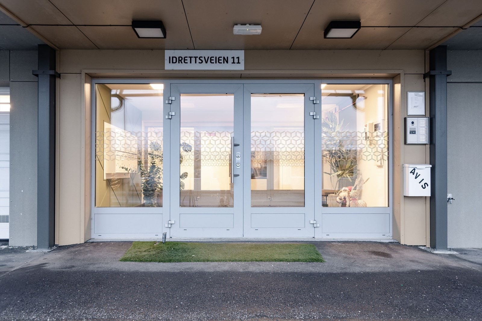 Inngangspartiet er overbygget og ryddig. Det er callinganlegg til leilighetene. Galleribilde