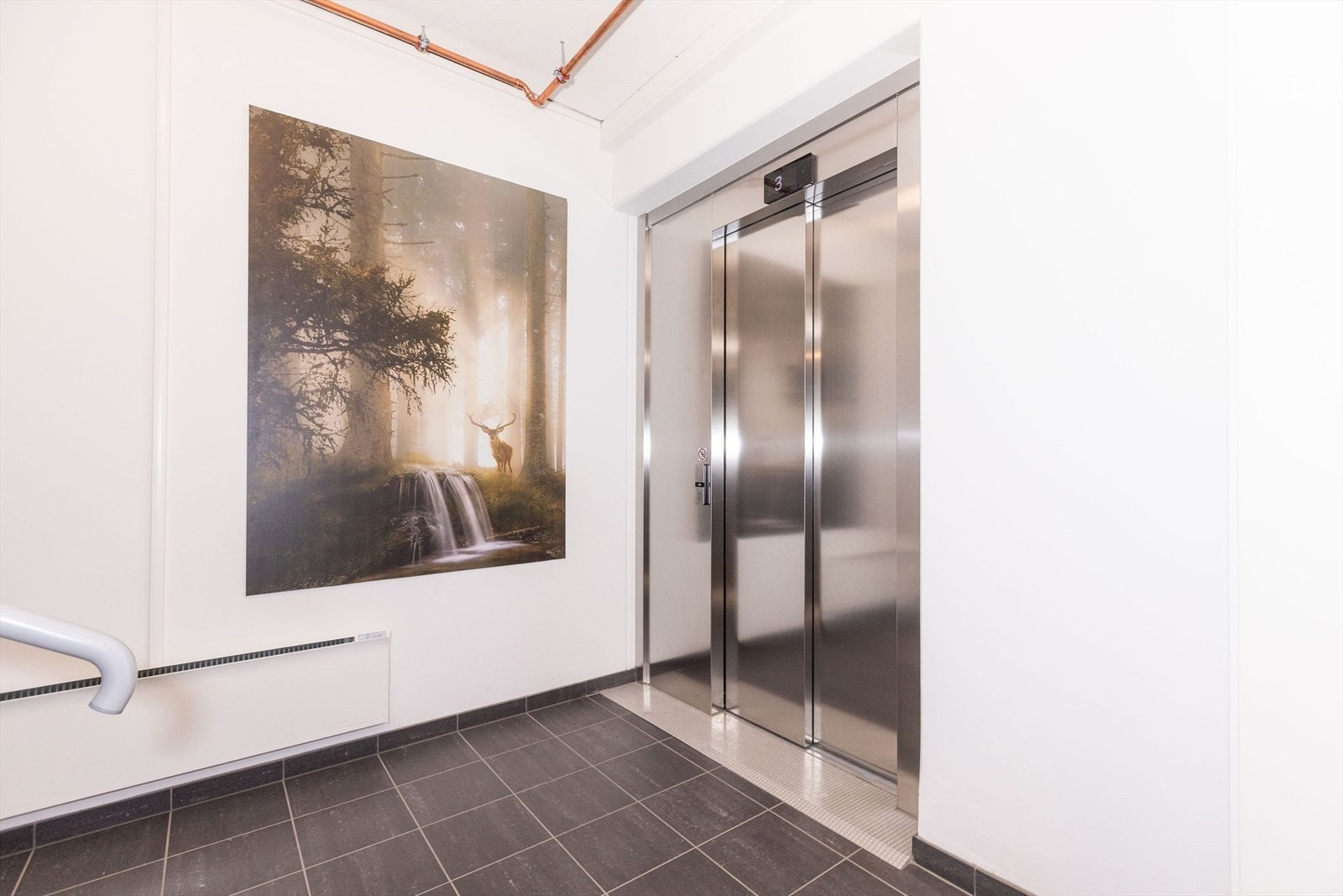 Det er både heis og trapp til etasjene. Galleribilde
