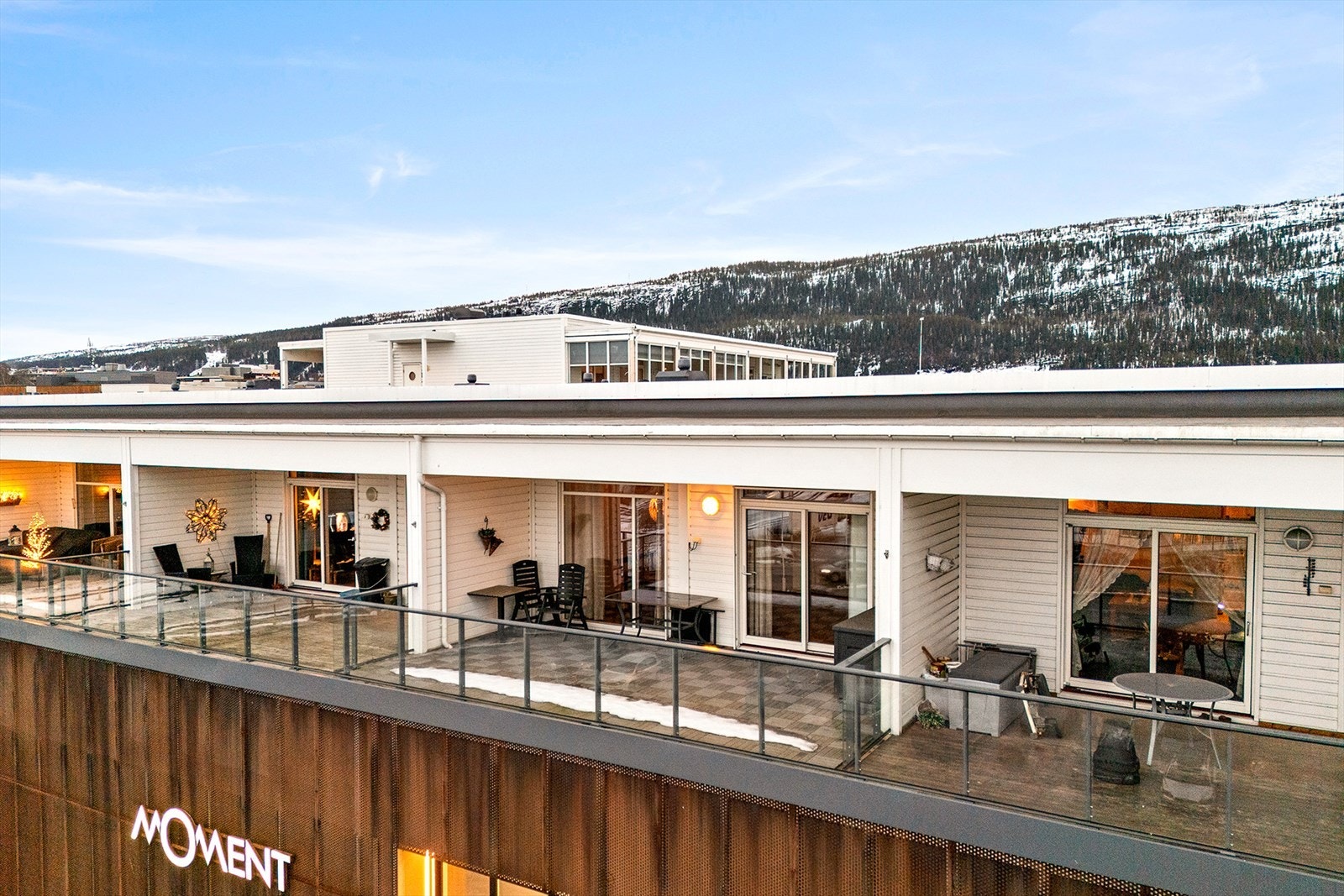 Fra stuen er det utgang til en romslig terrasse på ca. 25 m2. Terrassen er delvis takoverbygget, noe som gjør den enda mer praktisk og anvendelig i bruk. Galleribilde