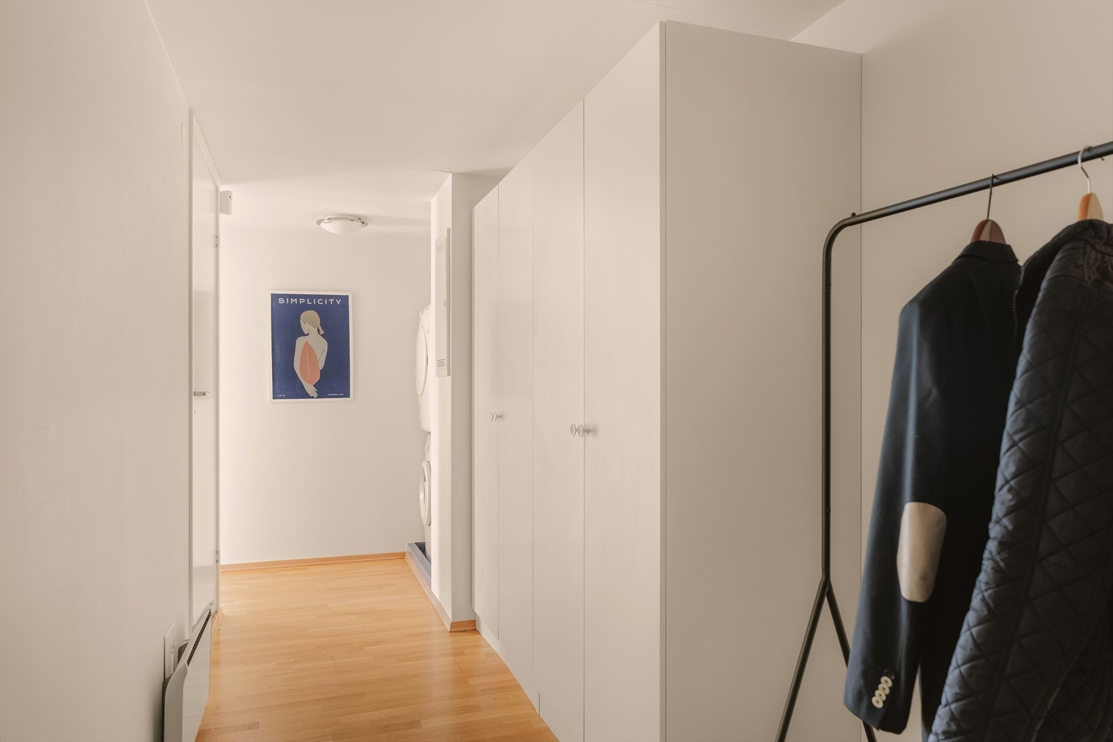 I entré/gang er det god plass til oppbevaring i stort garderobeskap. I gangen har du en praktisk nisje for vaskemaskin og tørketrommel Galleribilde
