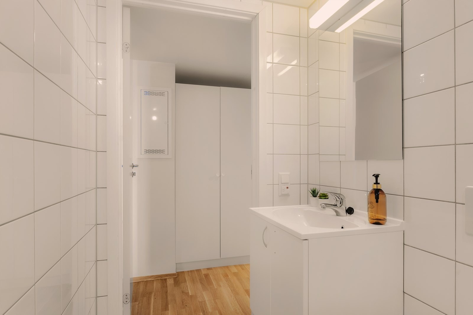 Badet er innredet med servantskap med heldekkende servant og ettgreps blandebatteri. Galleribilde