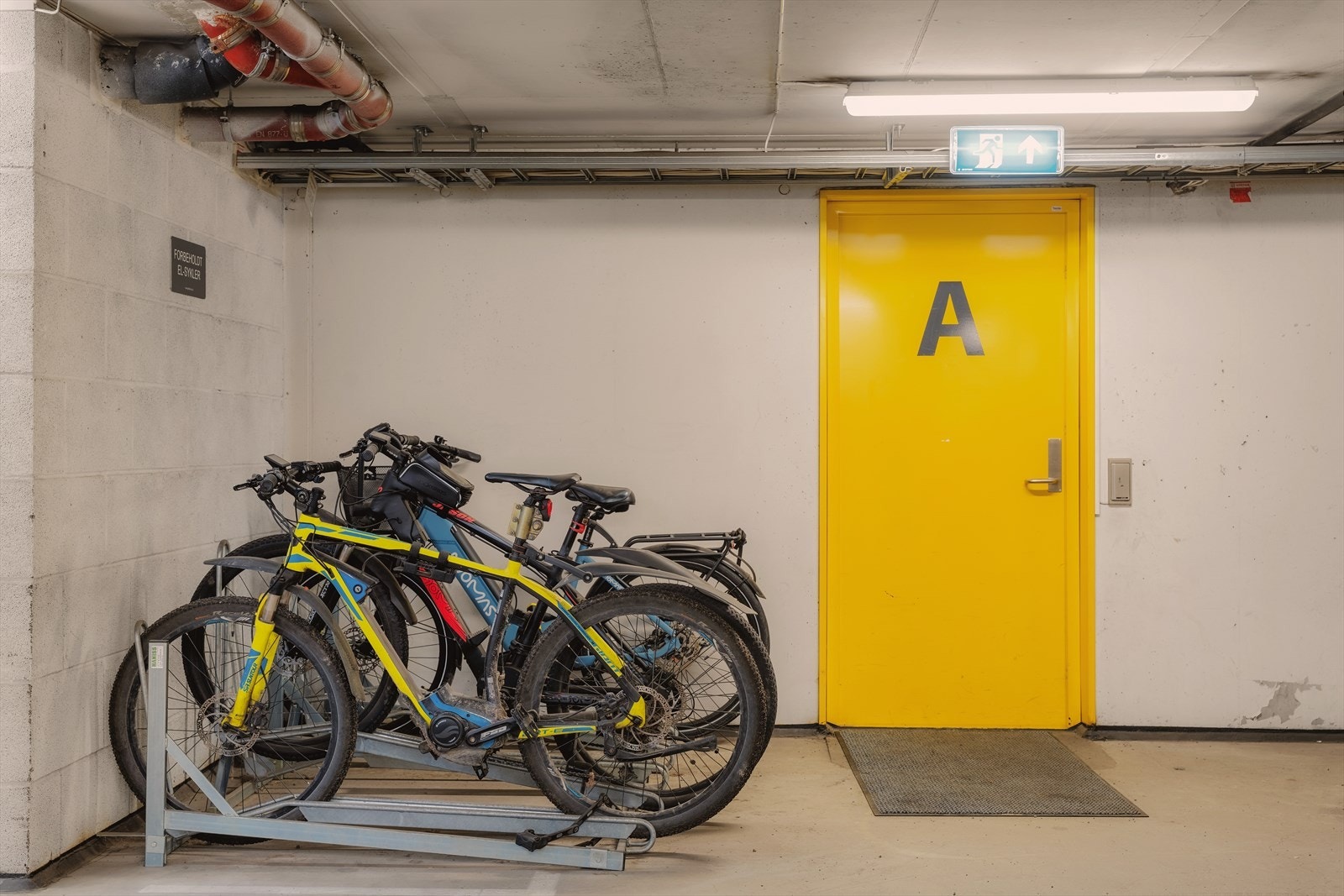 Felles sykkelrom ute i tillegg til prioritert plass til EL-sykler i garasje Galleribilde