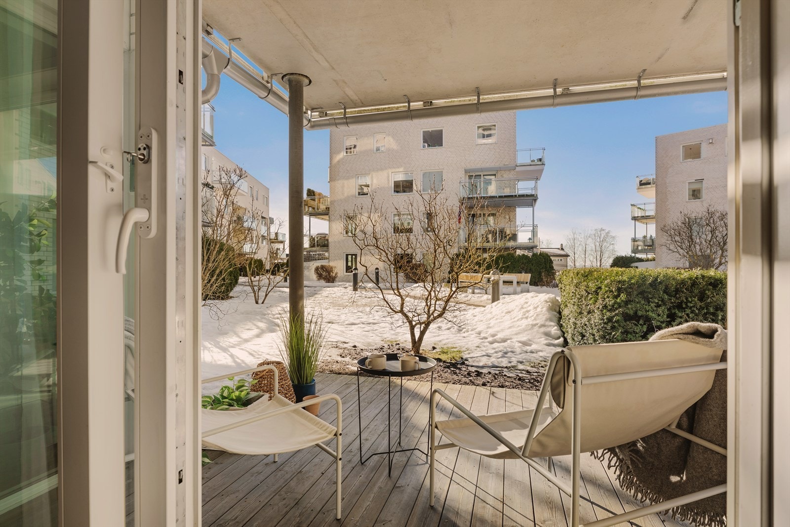 Overbygget romslig terrasse på ca. 10 kvm. God plass til utemøblement og er perfekt for sosiale sammenkomster Galleribilde