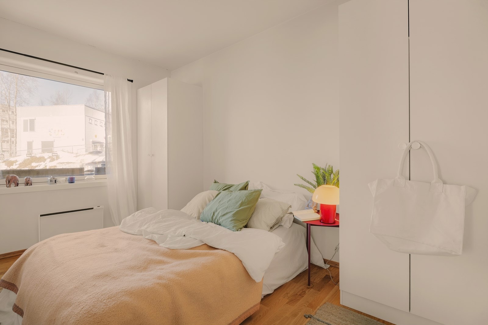 Soverommet er av god størrelse med skap på begge sider. Galleribilde