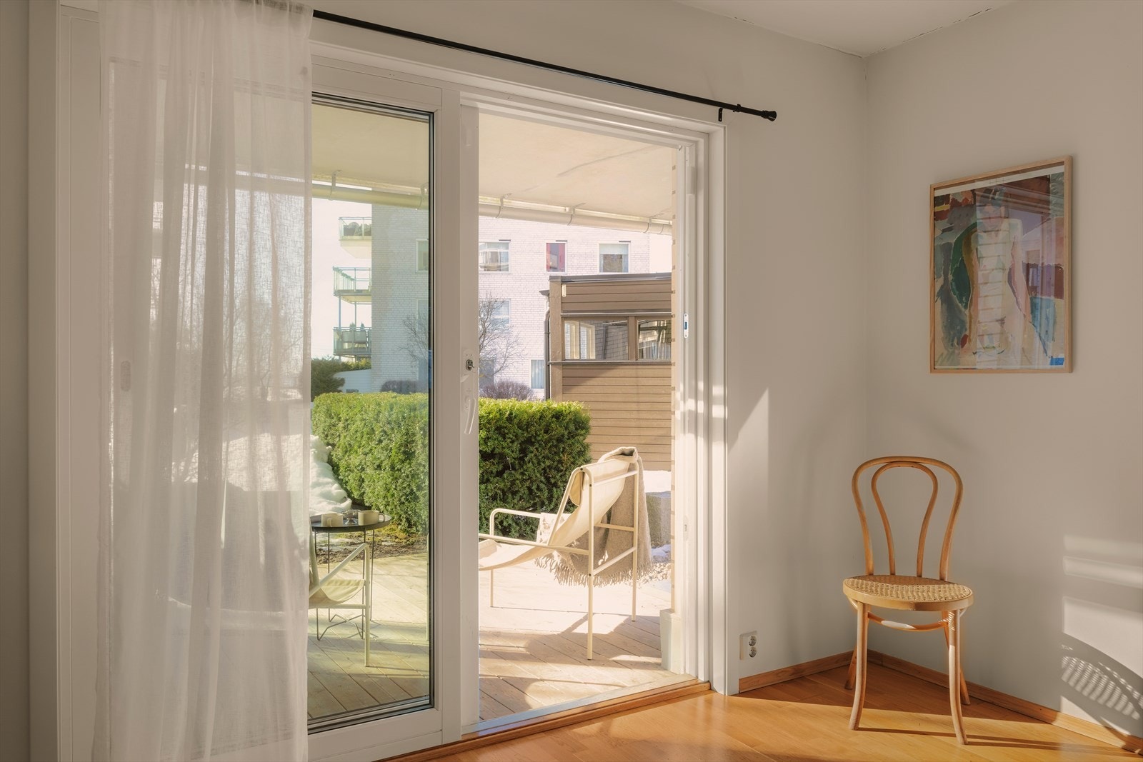 Utgang til terrasse på 10 kvm via skyvedør. Andre beboere setter opp levegg skillevegg mot internvei Galleribilde