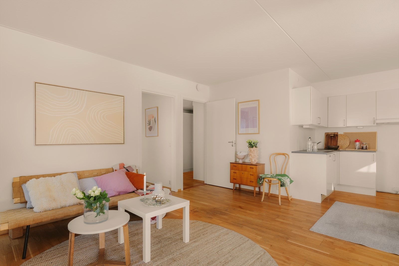 Stue sett mot entré og soverom. Boligen har gode oppbevaringsmuligheter Galleribilde