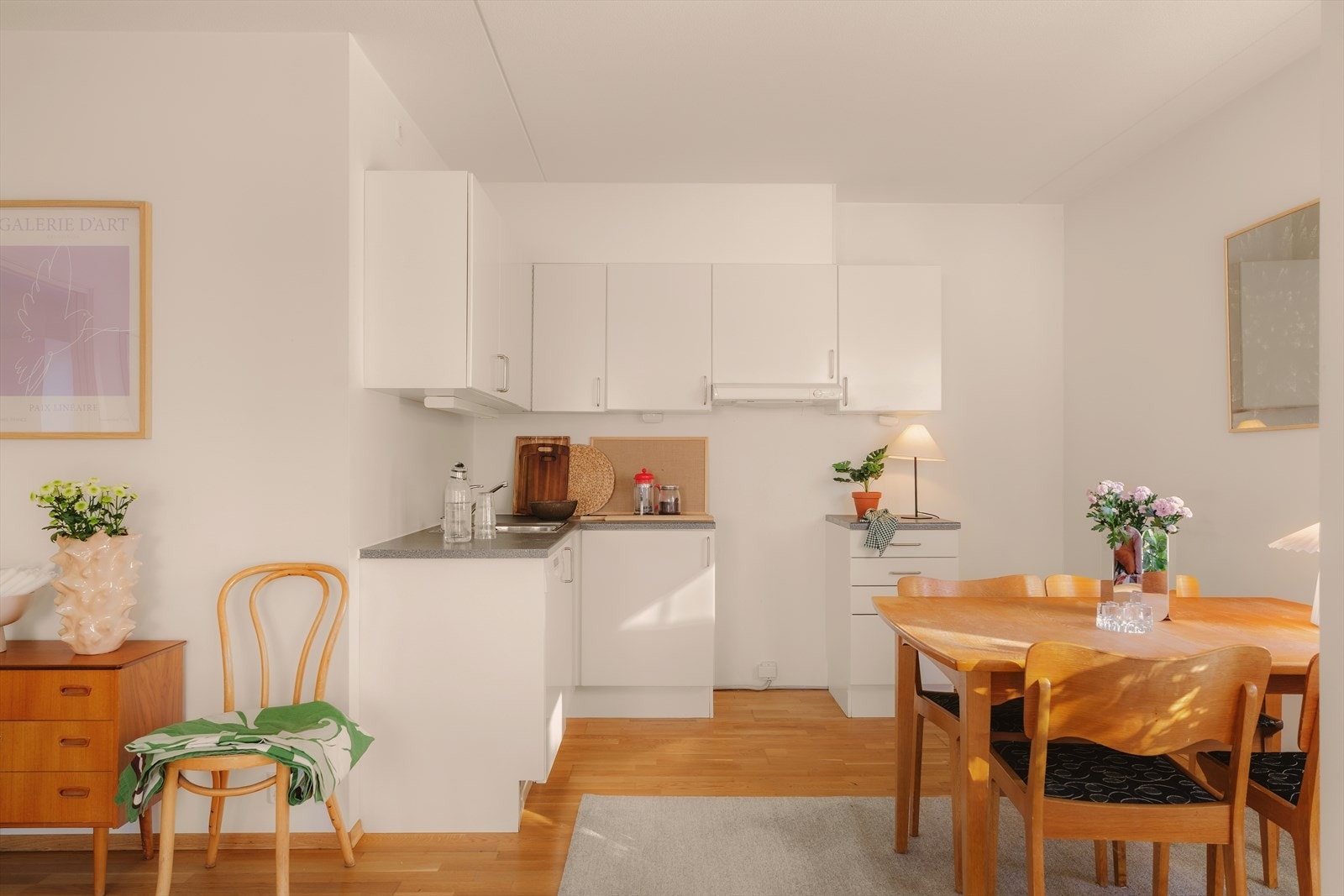 Godt med skap og benkeplass Galleribilde