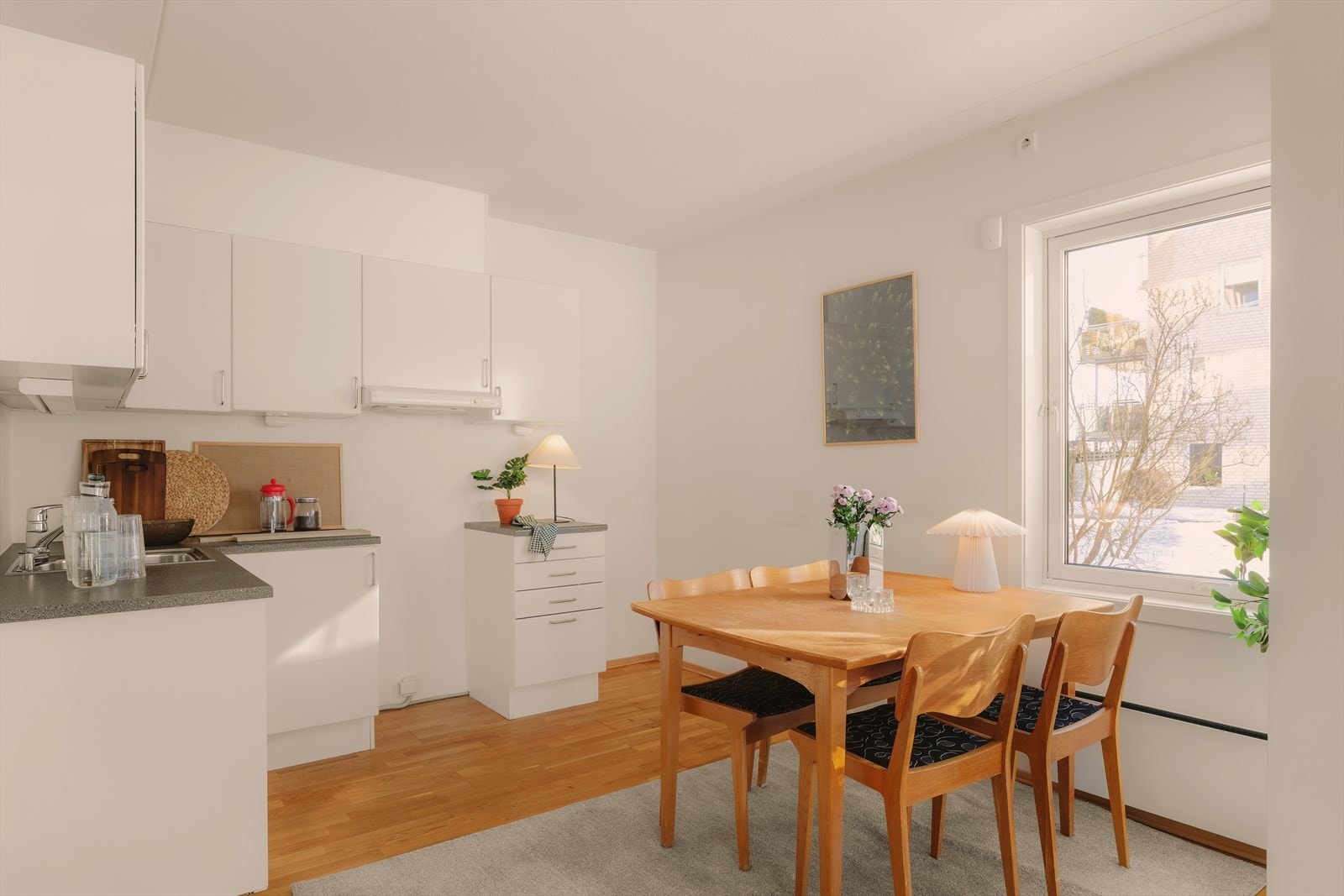 Praktisk kjøkken med god plass til spisebord. Avtrekk ut i det fri Galleribilde