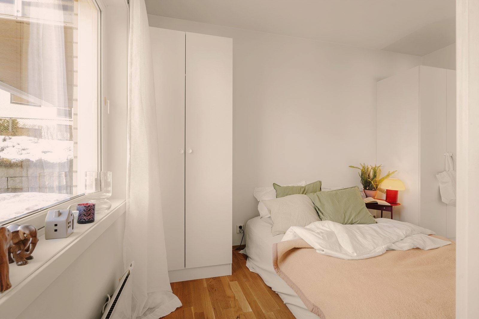 Soverommet har to skyvedører Galleribilde