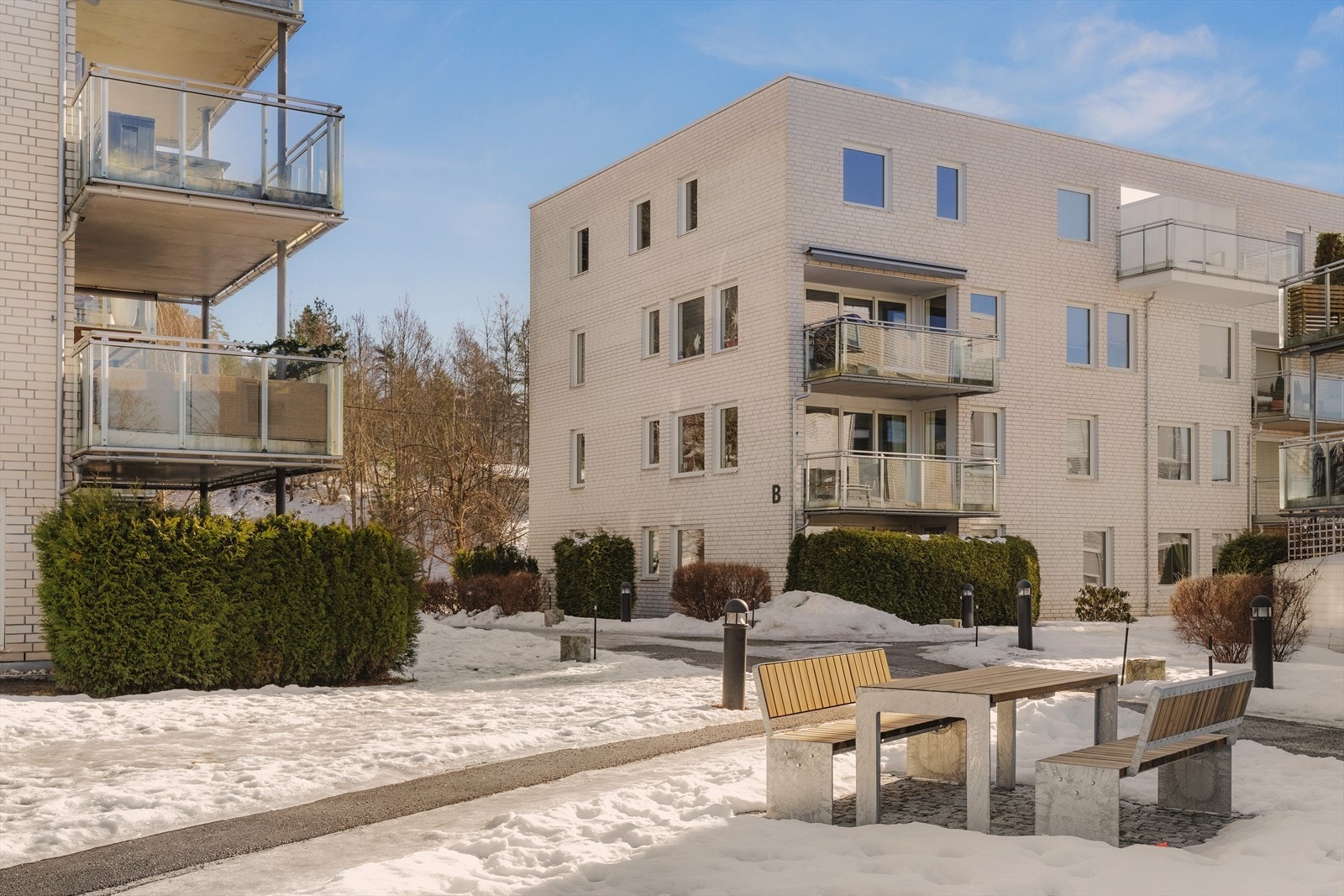 Borettslaget har fine opparbeidede fellesområder med små belyste internveier og flere sittegrupper Galleribilde