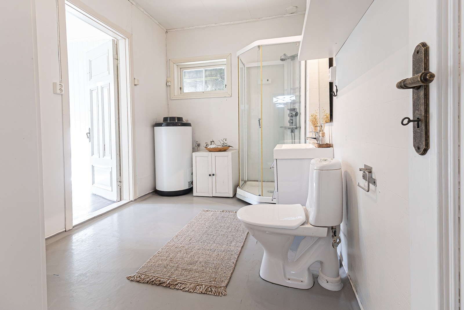 Baderom med dusj, servant og toalett Galleribilde