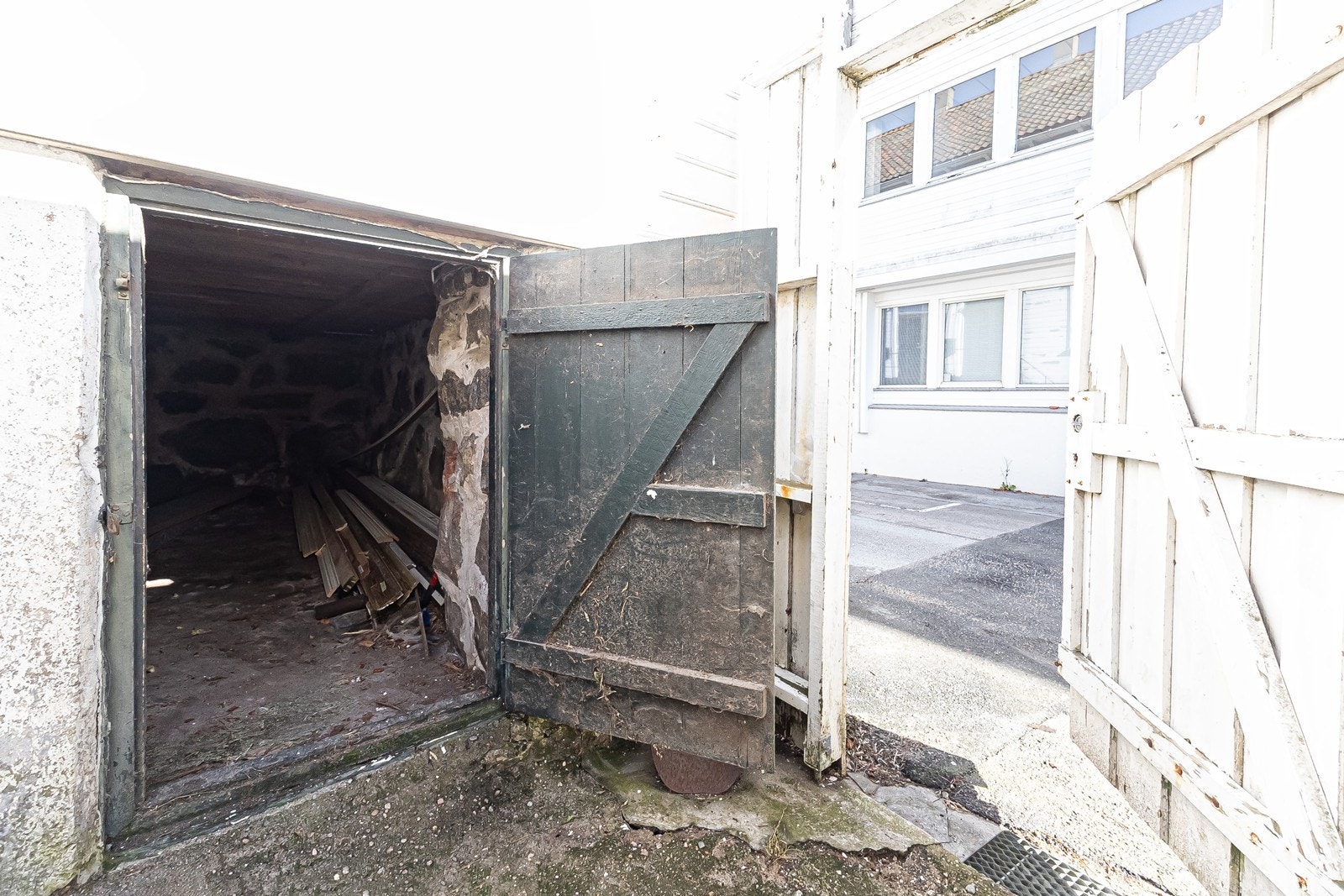 med kjeller for lagring Galleribilde