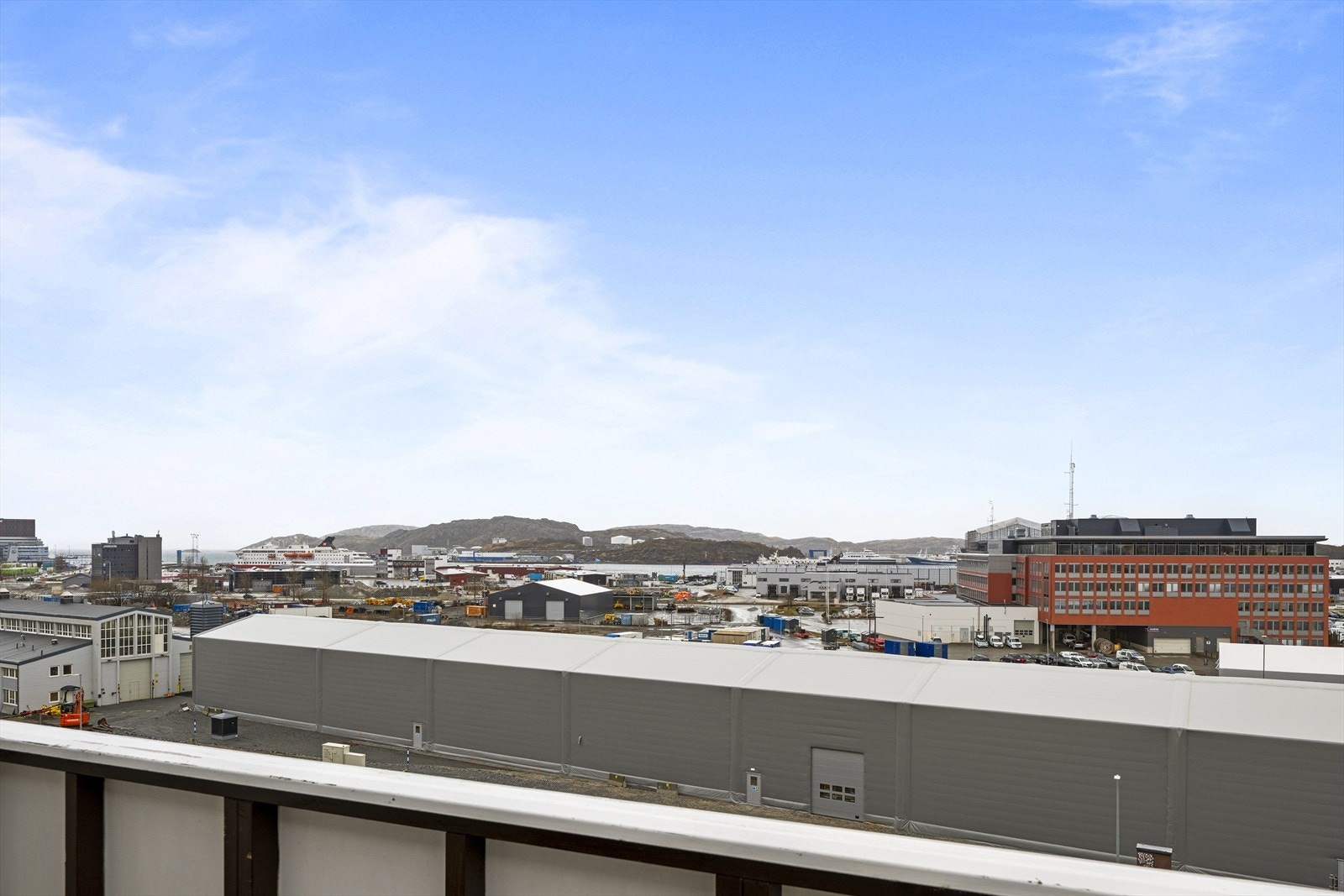 Leiligheten byr på en flott utsikt som strekker seg utover blant annet Rønvikleira og de karakteristiske fjellformasjonene på Hjartøya i det fjerne. Galleribilde