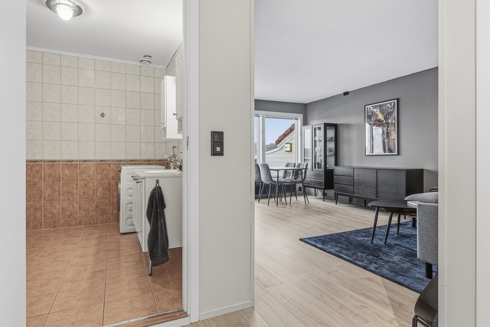 Badet/vaskerommet har en romslig utforming som gir god plass til både daglige rutiner og praktiske gjøremål. Galleribilde