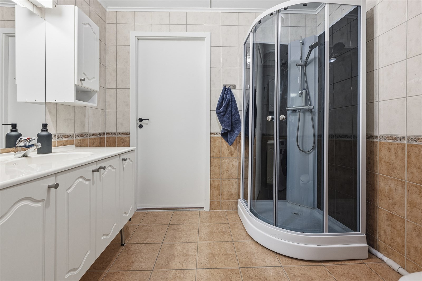 Ventilasjonen er basert på naturlig avtrekk, og badet antas å være fra byggeåret - et solid utgangspunkt som kan benyttes som det er, eller oppgraderes etter egne preferanser. Galleribilde