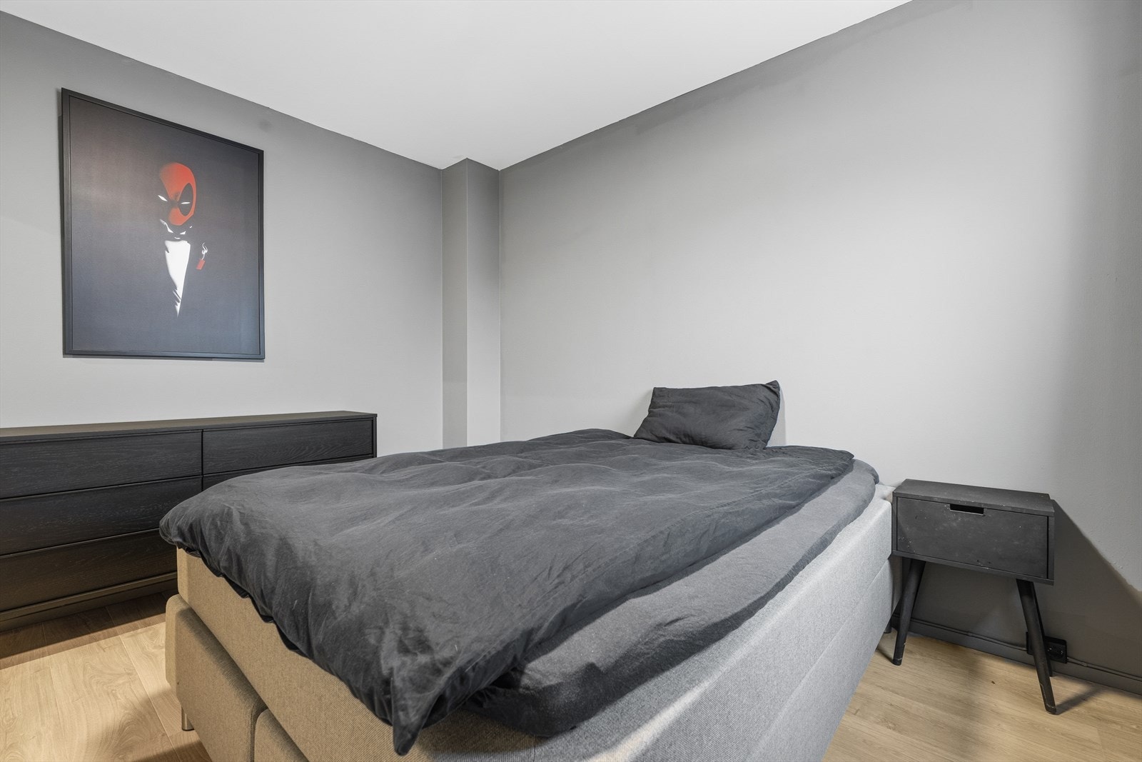 Soverommet fremstår som en rolig og behagelig sone i leiligheten, med plass til både seng, nattbord og garderobeløsning. Rommet har et godt lysinnslipp som bidrar til en luftig atmosfære. Galleribilde