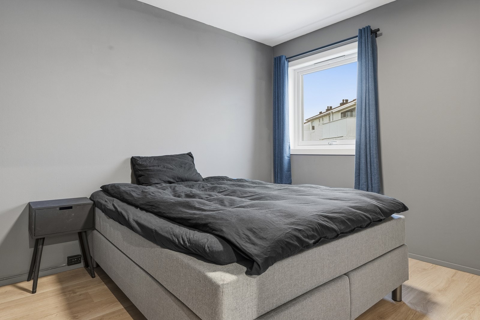 Som ellers i leiligheten er det laminat på gulvet, malte plater på veggene og malte himlinger. Rommet er utstyrt med et dobbelt garderobeskap med skyvedører, og et vindu tilfører dagslys. Galleribilde