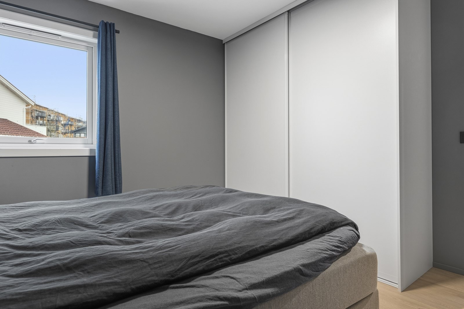 Fra gangen er det tilkomst til leilighetens romslige soverom, som har god plass til dobbeltseng og annet møblement. Galleribilde