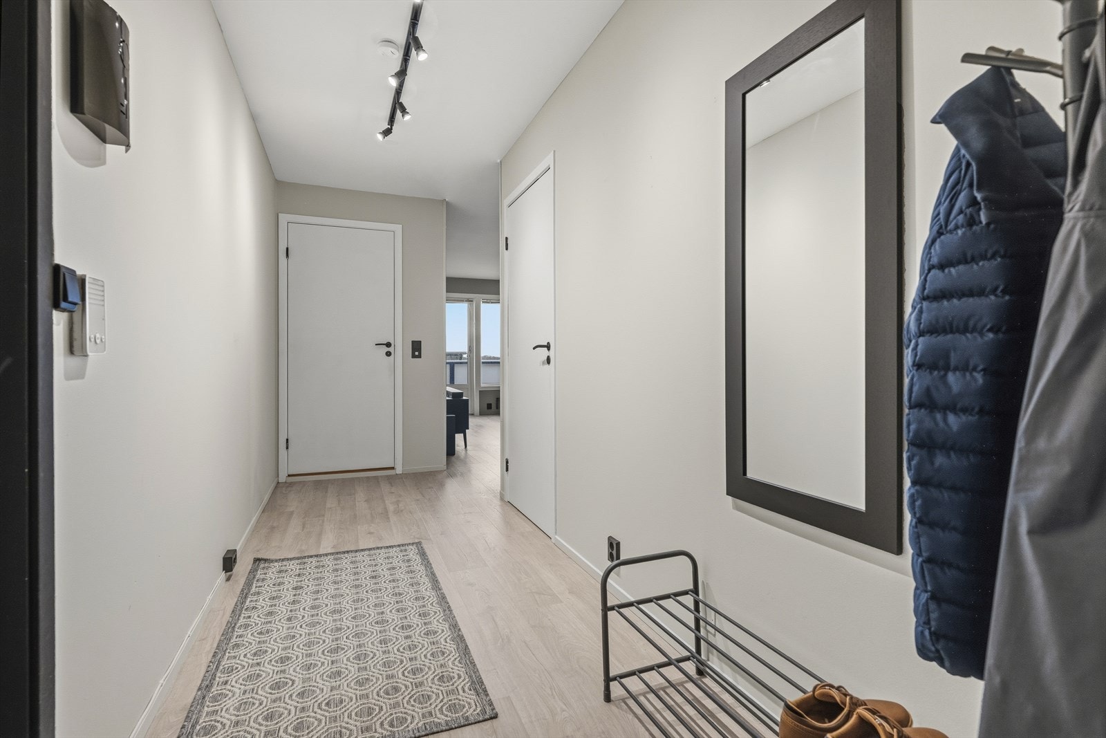 En praktisk entre og mellomgang binder leiligheten fint sammen og fordeler rommene på en naturlig og oversiktlig måte. Løsningen gir en god flyt mellom oppholdsarealene og de mer private sonene, samtidig som den gjør det enkelt å orientere seg i boligen. Galleribilde