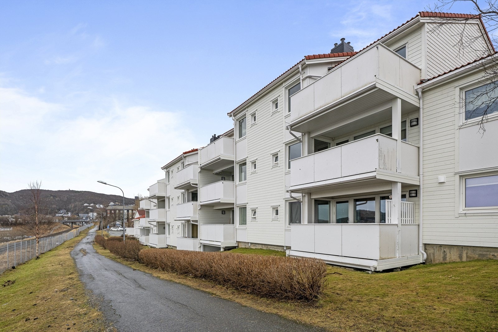 Tomten er felles for BRL og pent opparbeidet og beplantet med blomster og trær. Adkomst fra asfaltert kommunal vei, og asfaltert vei rundt boligblokkene. På tomten er det et asfaltert carportanlegg og et felles asfaltert område for gjesteparkeringsplasser Galleribilde