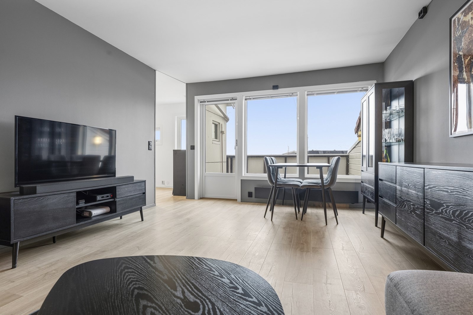 Plasseringen gir en lun og sosial sone i rommet, perfekt for både hverdagsmiddager og hyggelige sammenkomster. Galleribilde