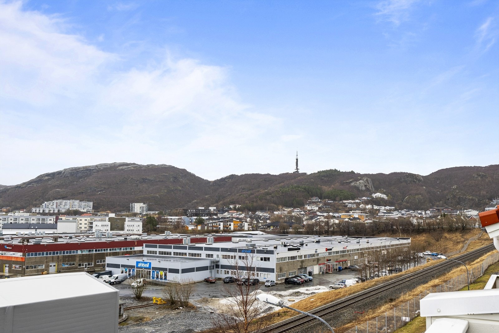 Beliggenheten i Rønvika, midt mellom Rønvikkrysset og Snippen, gir et ideelt utgangspunkt for både hverdag og fritid. Her bor du med kort avstand til marka, med Turisthytta som et populært turmål, samtidig som sentrum ligger få minutter unna. Galleribilde