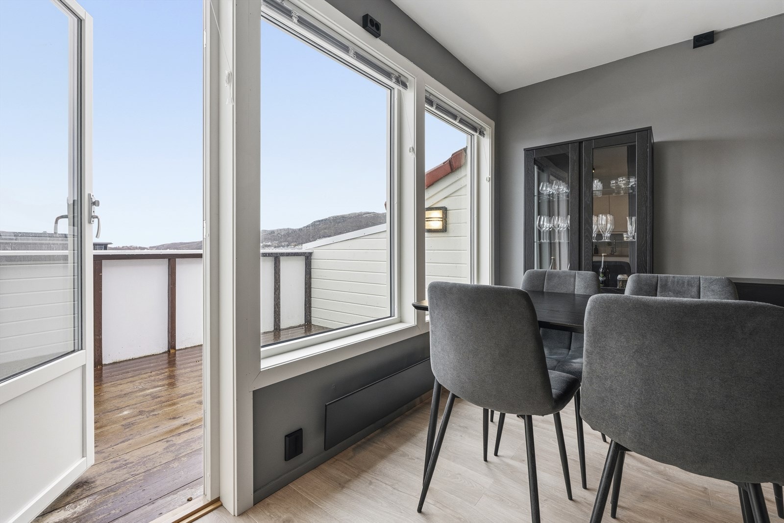 Fra stuen har du direkte tilgang til en balkong på 7 kvm. Her kan du virkelig nyte den flotte utsikten og solen, samtidig som balkongen byr på god plass til både hyggelige utemøbler, grønne planter og et lite spiseområde. Galleribilde