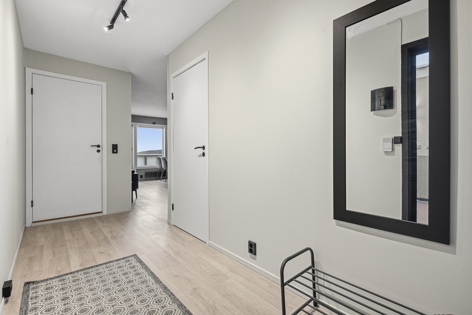 Når du kommer inn i leiligheten, møtes du av en lys og romslig entré med god plass til både yttertøy og skotøy. Fra entréen har du også tilgang til en praktisk bod som gir ekstra oppbevaringsmuligheter. Galleribilde