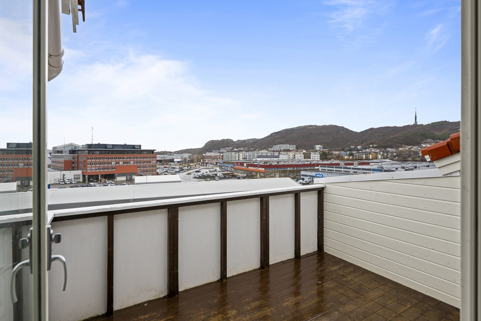 Balkongen fungerer som en forlengelse av stuen og skaper en lun uteplass perfekt for rolige morgenstunder, sosiale sammenkomster eller bare et avkoblingsøyeblikk etter en lang dag. Galleribilde