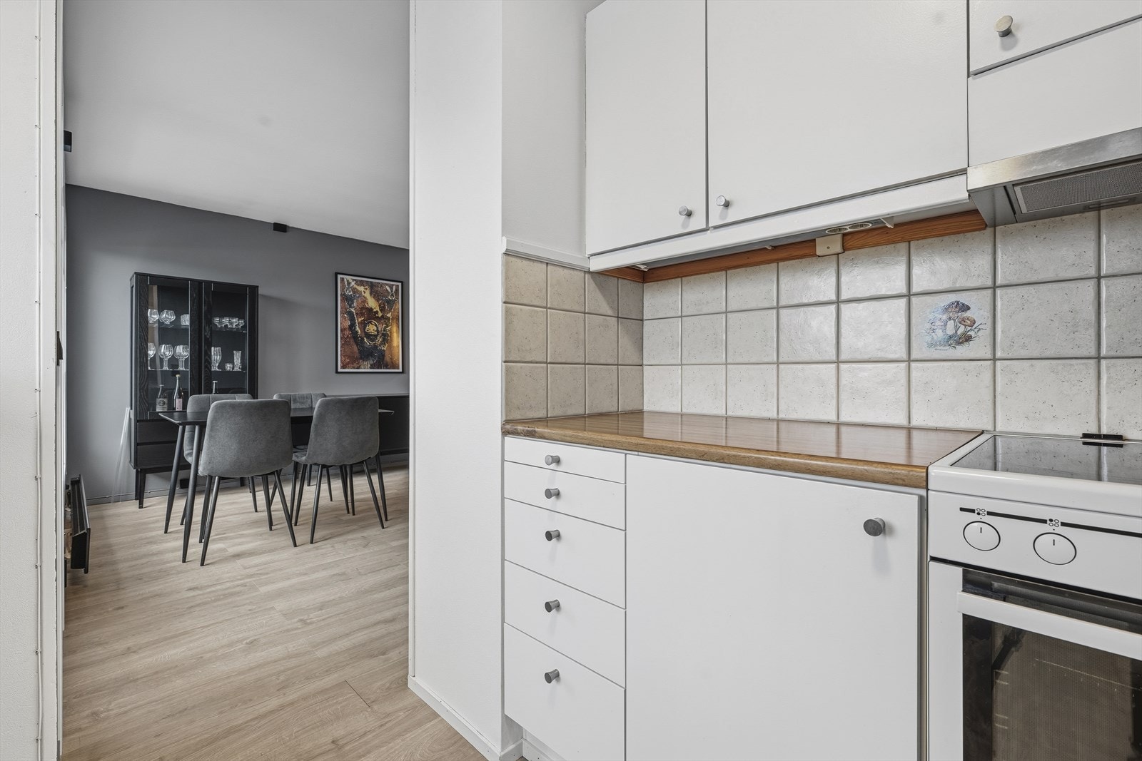 Kjøkkenet ligger i en åpen, men likevel naturlig avgrenset løsning mot stuen, noe som gir en god balanse mellom sosialt samspill og praktisk funksjonalitet. Galleribilde