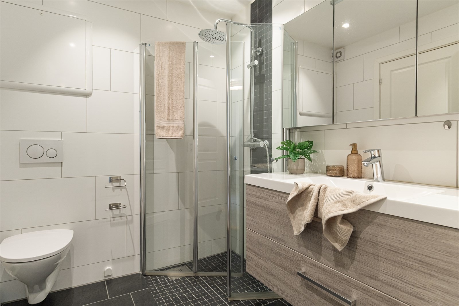 - Helfliset bad med varmekabler i gulv som sørger for en jevn og behagelig varme i rommet - Galleribilde