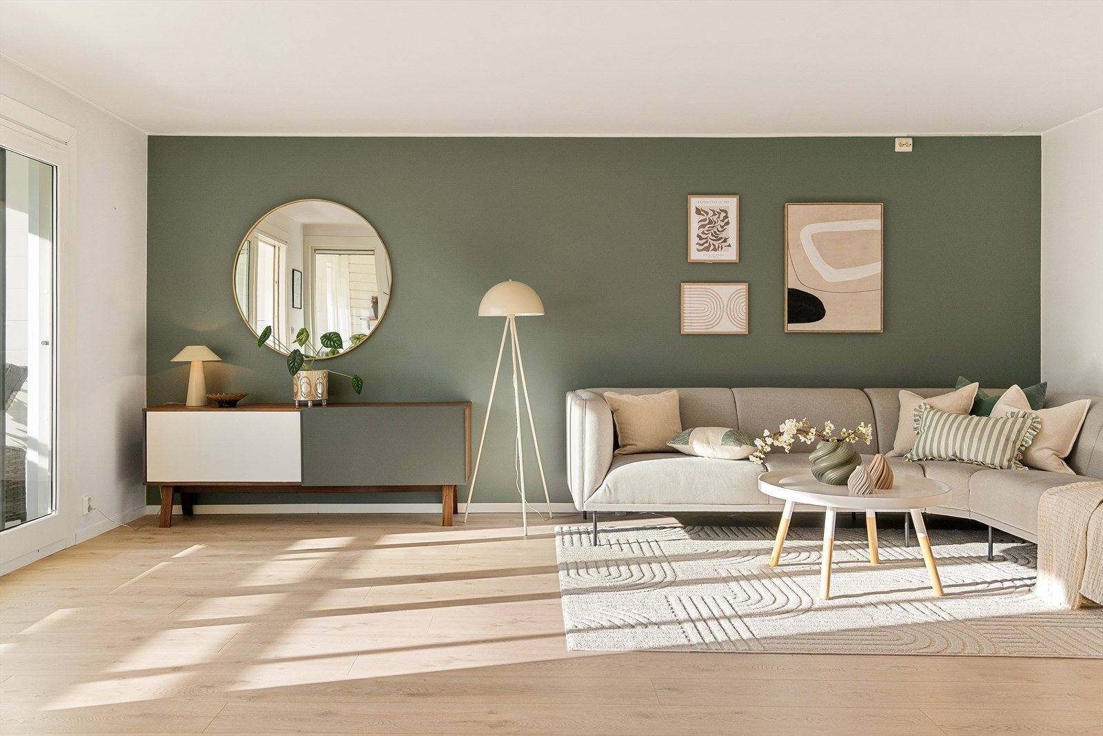 - Utformingen gjør det enkelt å innrede med sofa- og spisegruppe i hver sin naturlige sone - Galleribilde