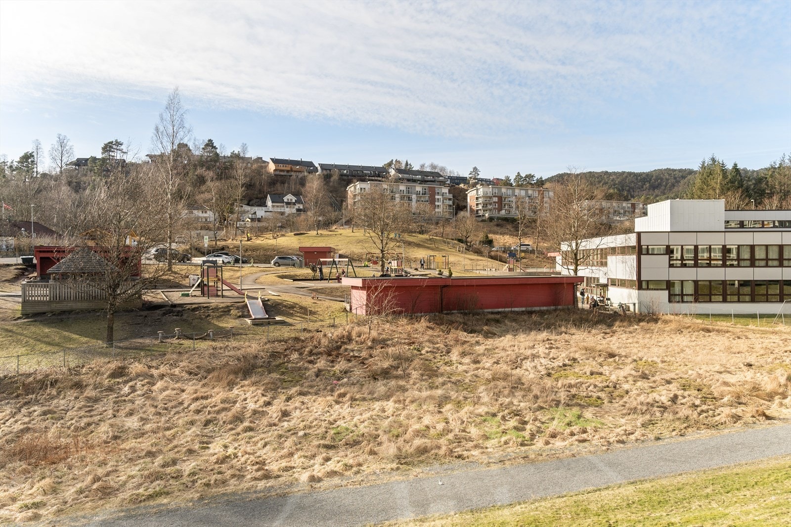 - Området byr på flotte turmuligheter som Kanadaskogen, Storavatnet, Damsgårdsfjellet og Løvstakken - Galleribilde