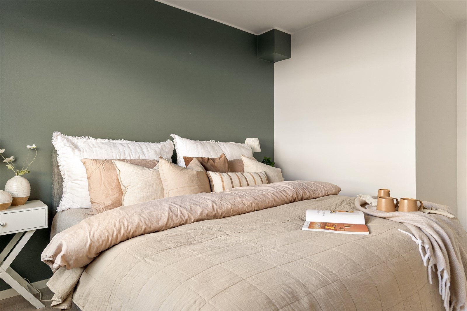 - Godt med plass til dobbeltseng i ønsket størrelse og øvrig møblement - Galleribilde