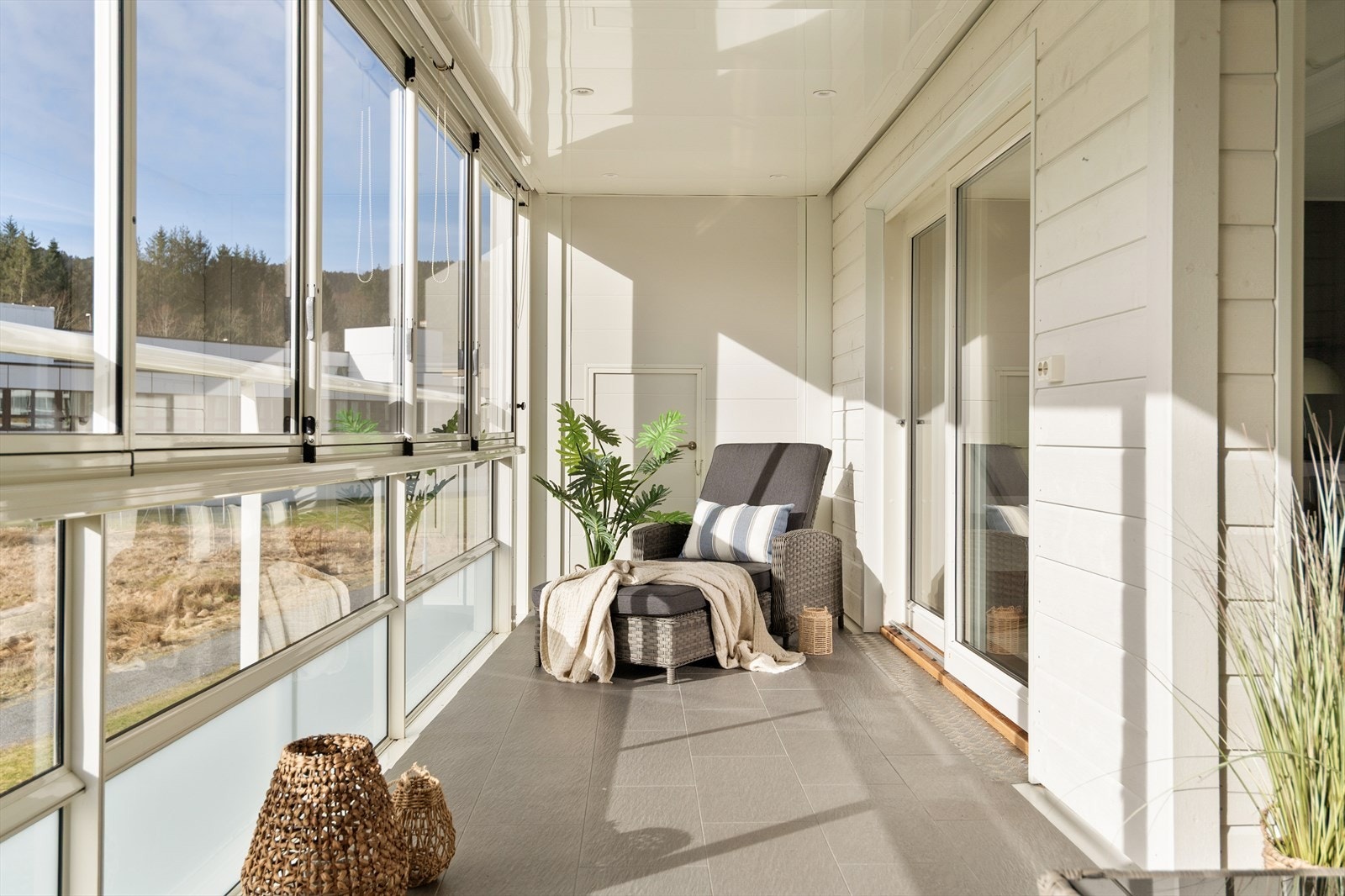 - Her er bruksmulighetene store, og balkongen kan nytes uansett vær og vind - Galleribilde