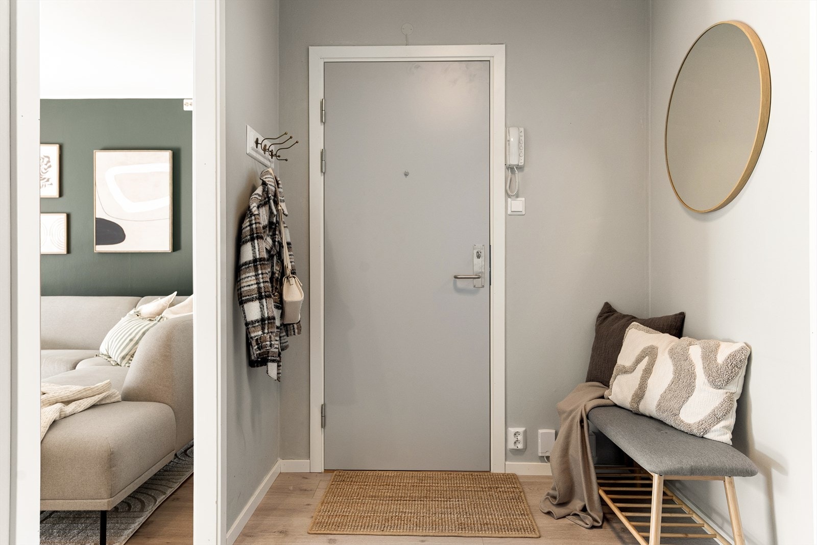 - Du blir ønsket velkommen hjem til en lys og trivelig gang som måler 5,9m² - Galleribilde