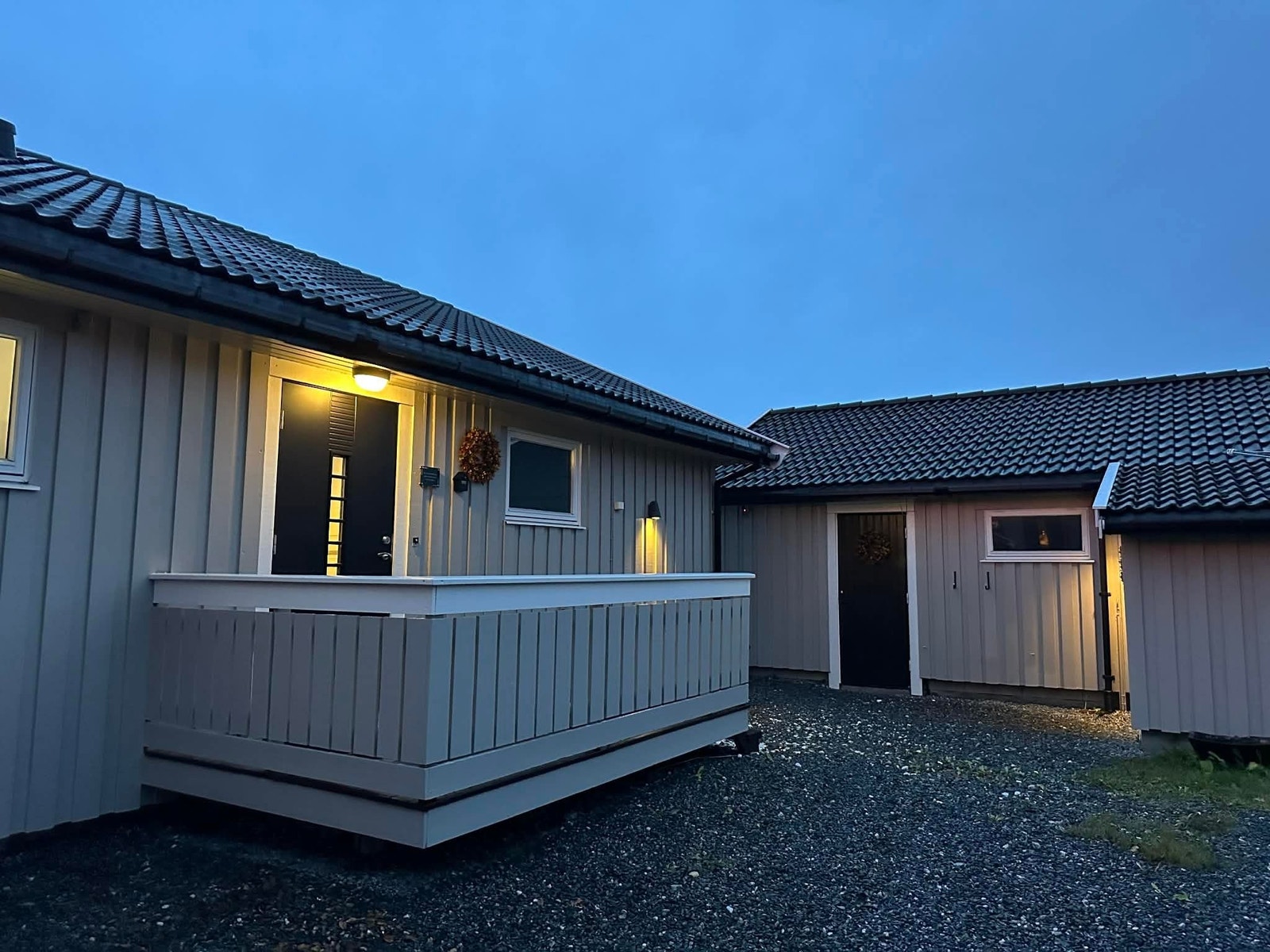 Inngang til hoveddel av huset og dør inn til garasje. Galleribilde