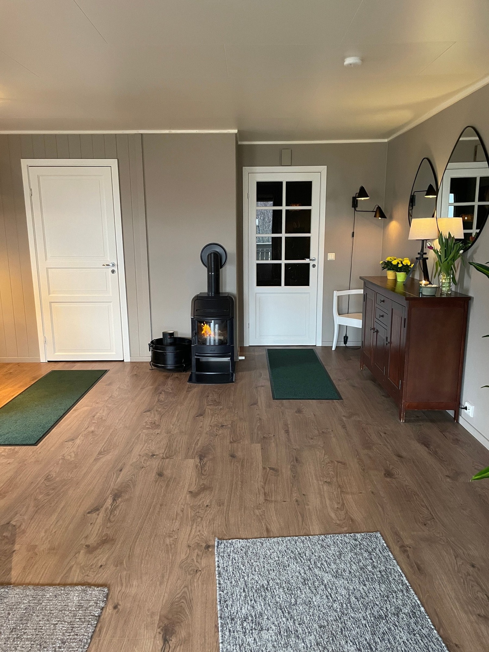 Stue med vedovn Galleribilde