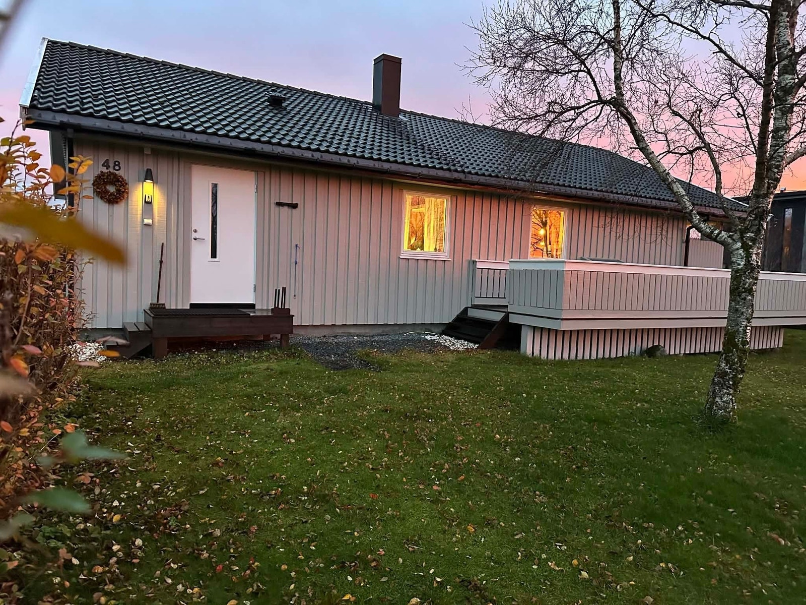 Stor altan på to sider av huset Galleribilde