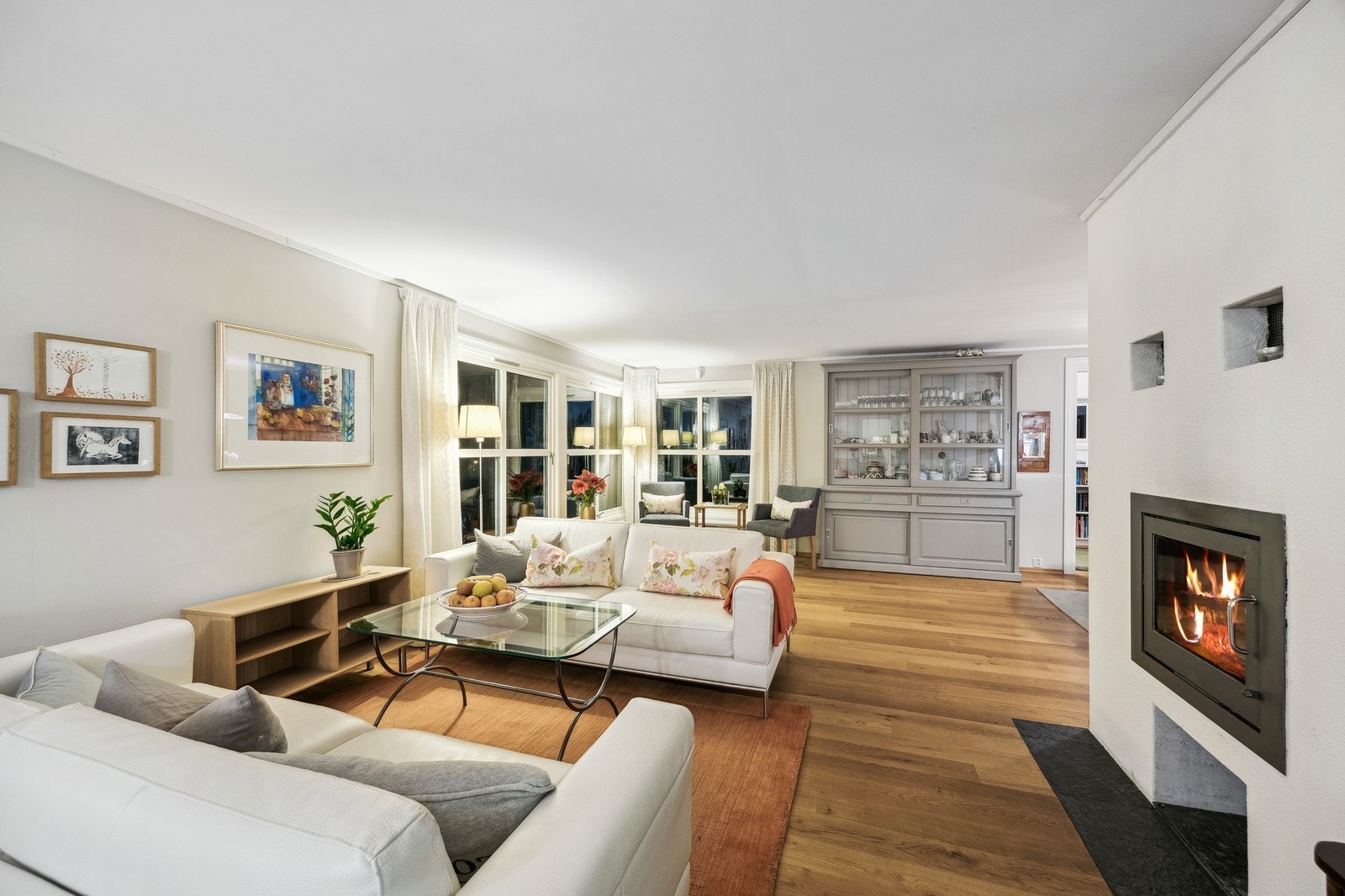 Stor stue med plass til salong ved peisen. Galleribilde