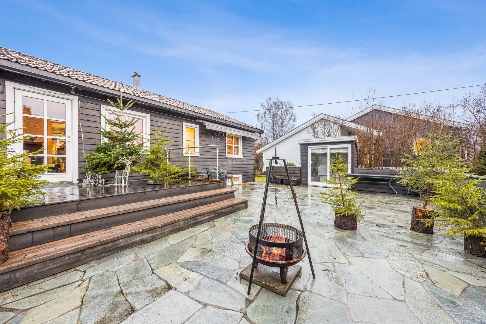 Det er en stor solrik uteplass med bod med utgang fra stue i 2 etg. Galleribilde
