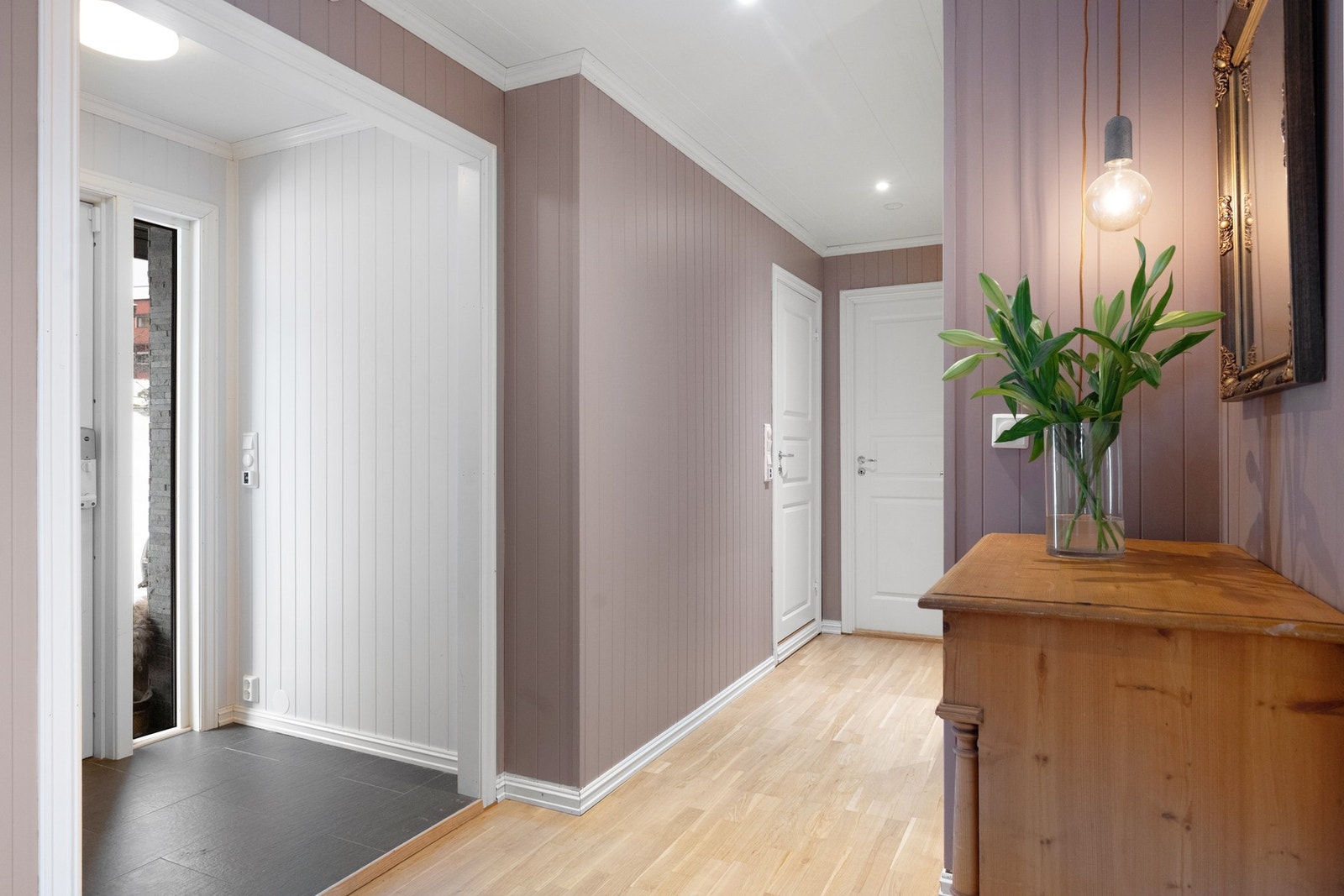 Romslig entré med plass til oppbevaring og enkel adkomst til øvrige rom. Galleribilde