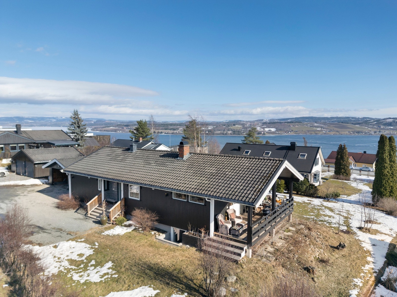 Eiendommen har utsikt mot Mjøsa. Galleribilde