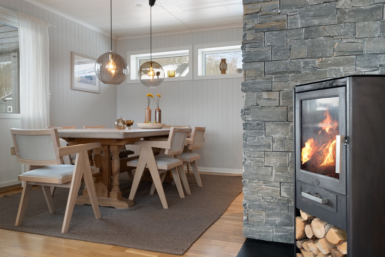 Spisestue med plass til spisebord og peisovn. Galleribilde