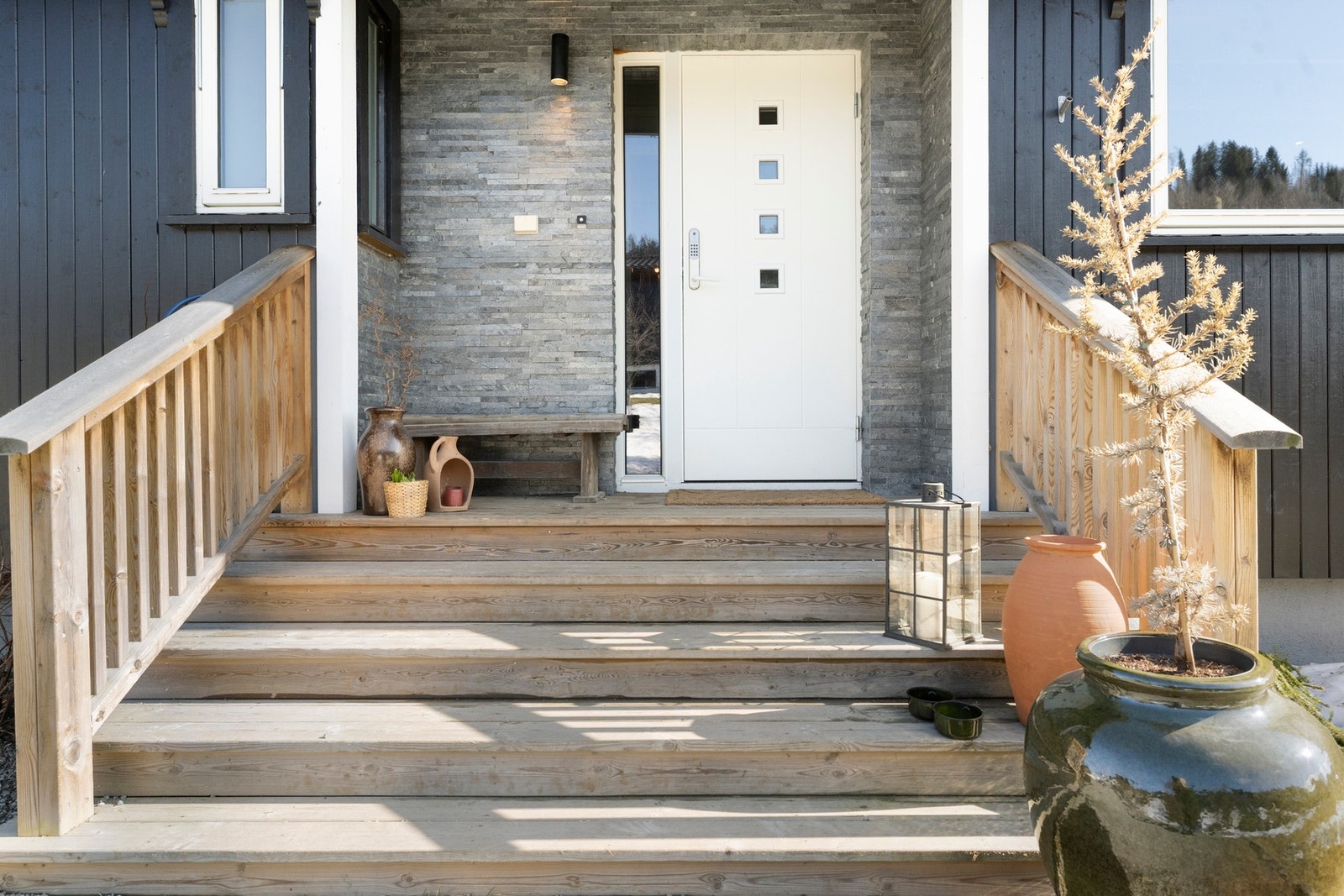 Inngangsparti med trapp og overbygd adkomst til boligen. Galleribilde