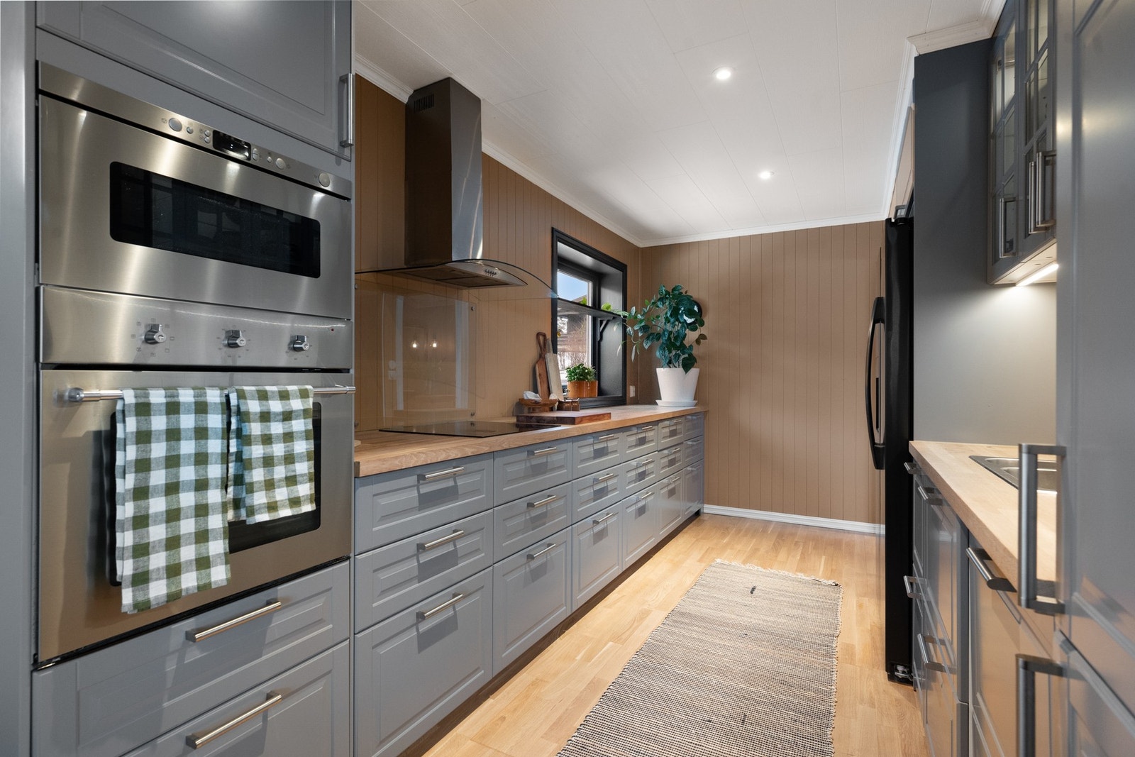 Kjøkken med god skap- og benkeplass. Galleribilde