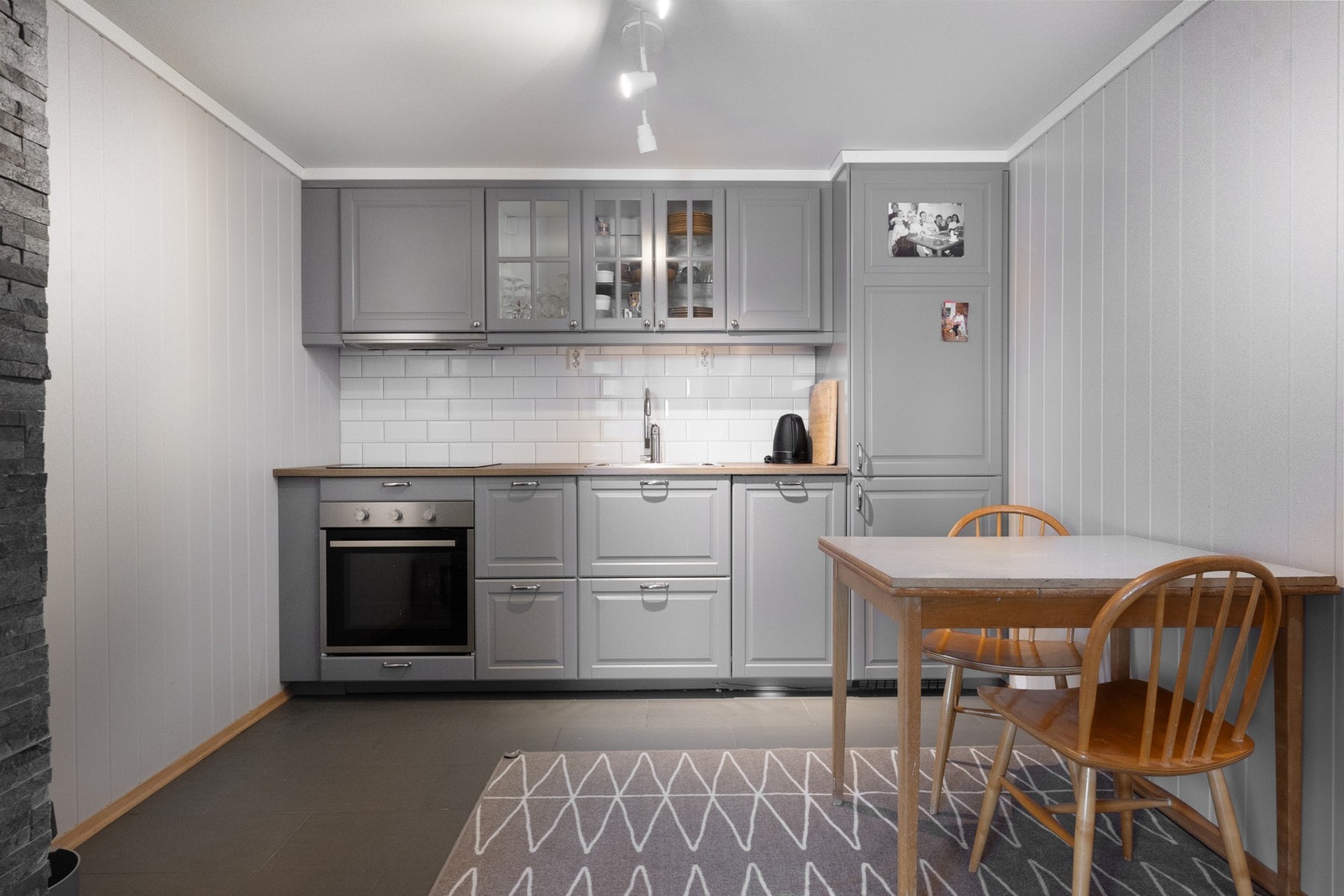 Kjøkken med god skapplass og spisebordsløsning. Galleribilde