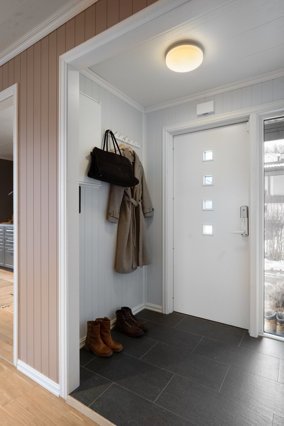 Praktisk entré med plass til oppheng av yttertøy og sko. Galleribilde